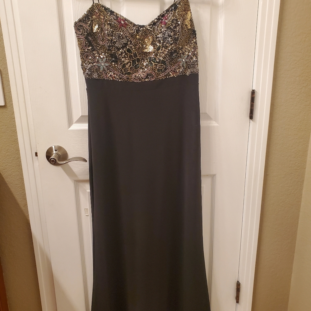 Adrianna Papell Elegant Black and Gold Sequin Embellished Long Dress - Picture 8 of 14